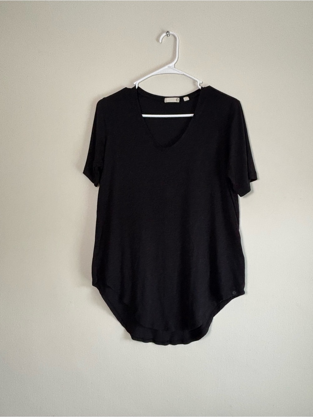 Tasc Performance Longline Women's Black V-Neck Short Sleeve Top